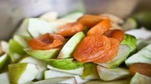 Компот из яблок и кураги