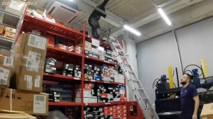 Неадекват под солями залез на кондиционер.