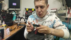 ПЯТНИЧНЫМ ВЕЧЕРОМ СОБРАЛИСЬ ДЛЯ РЕМОНТА ПОРТАТИВНОЙ КОЛОНКИ