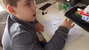 помогаю делать уроки