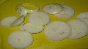 Минтай жареный с луком