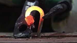 самодельный СВАРОЧНИК из МИКРОВОЛНОВКИ. РАСКАЛЕННОЕ ЖЕЛЕЗО 1000 градусов