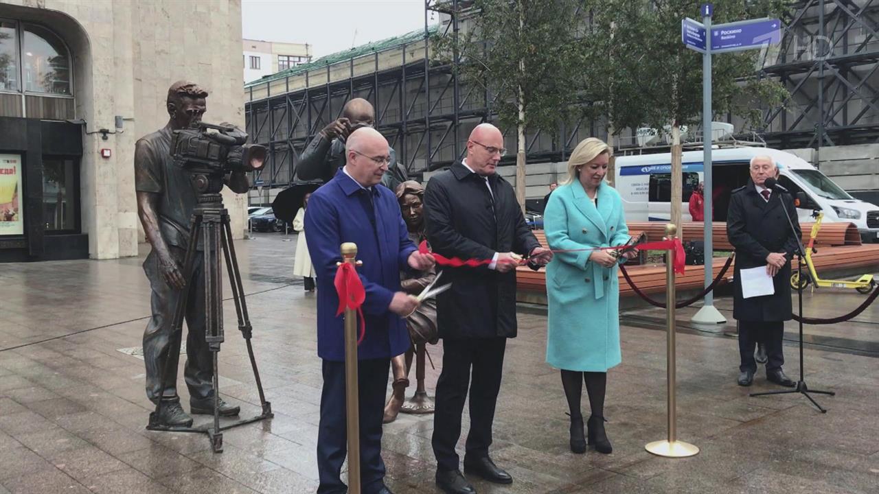В Москве у здания ТАСС торжественно открыли скульптурную композицию "Российские журналисты"