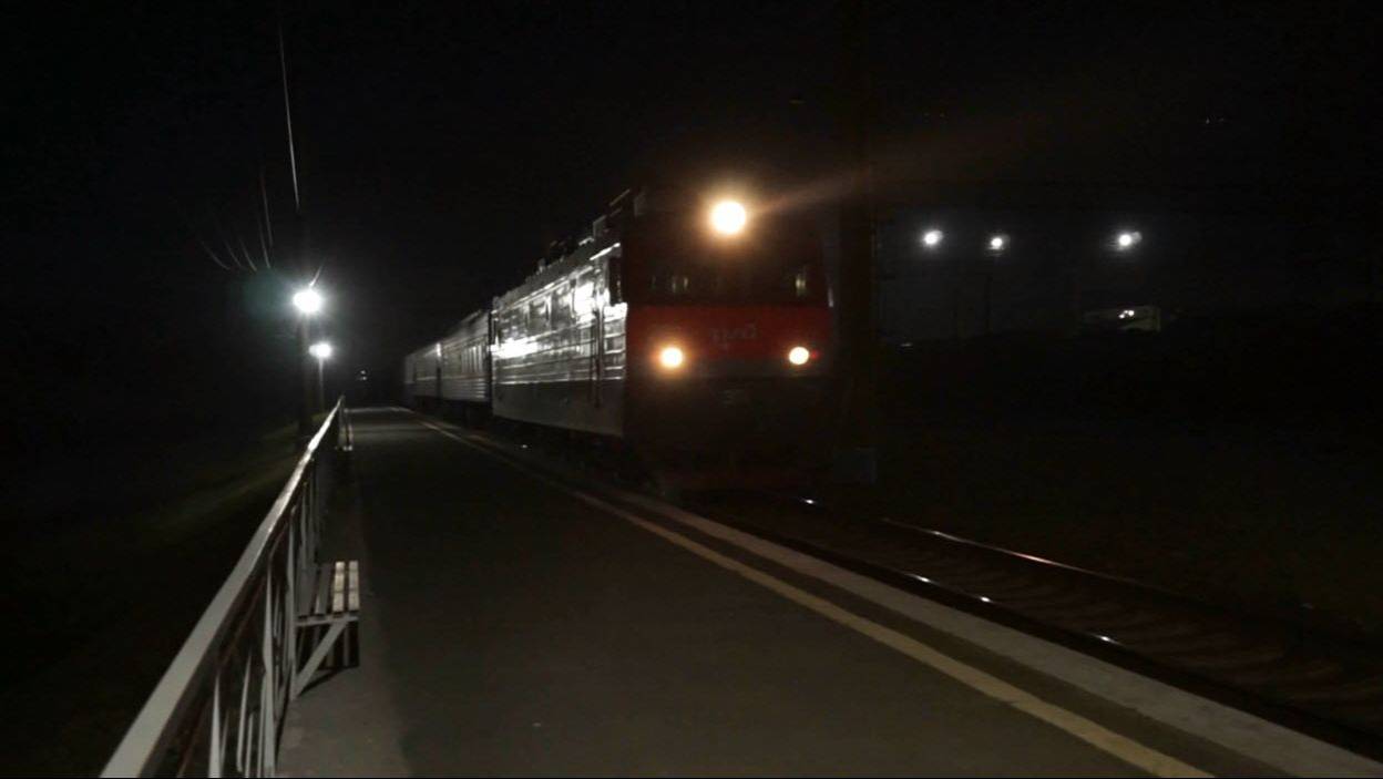 Электровоз ЭП1-262 с казахским поездом