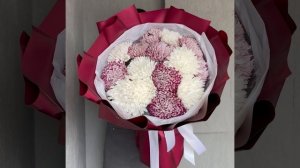 Большой и пышный букет из крупноцветных хризантем в Пятигорске.