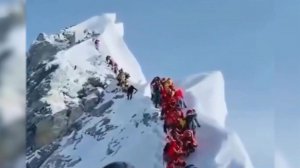 Сотни туристов застряли на Эвересте из-за сильного снегопада и вынуждены укрываться в палатках