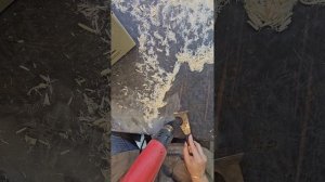 Очищение столешницы при помощи строительного фена