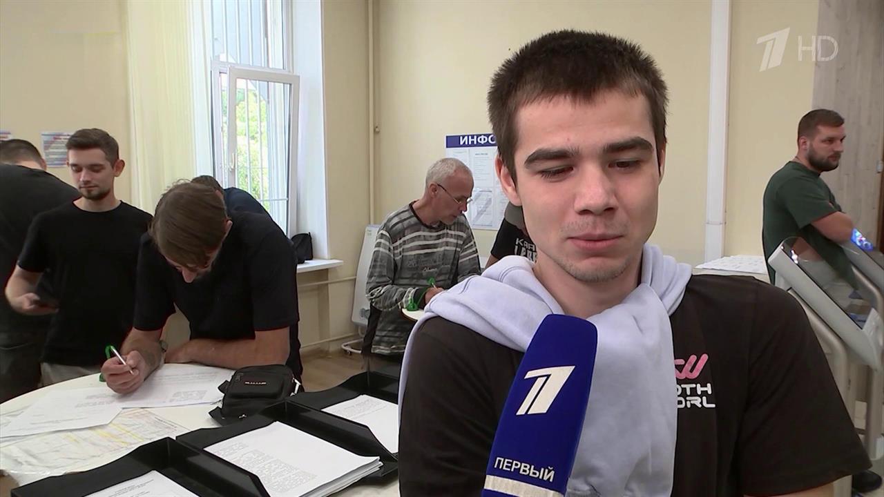 По всей стране тысячи мужчин приходят в пункты отбора, чтобы заключить контракт с Минобороны