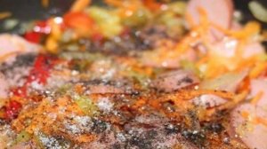 Капуста с сардельками в мультиварке