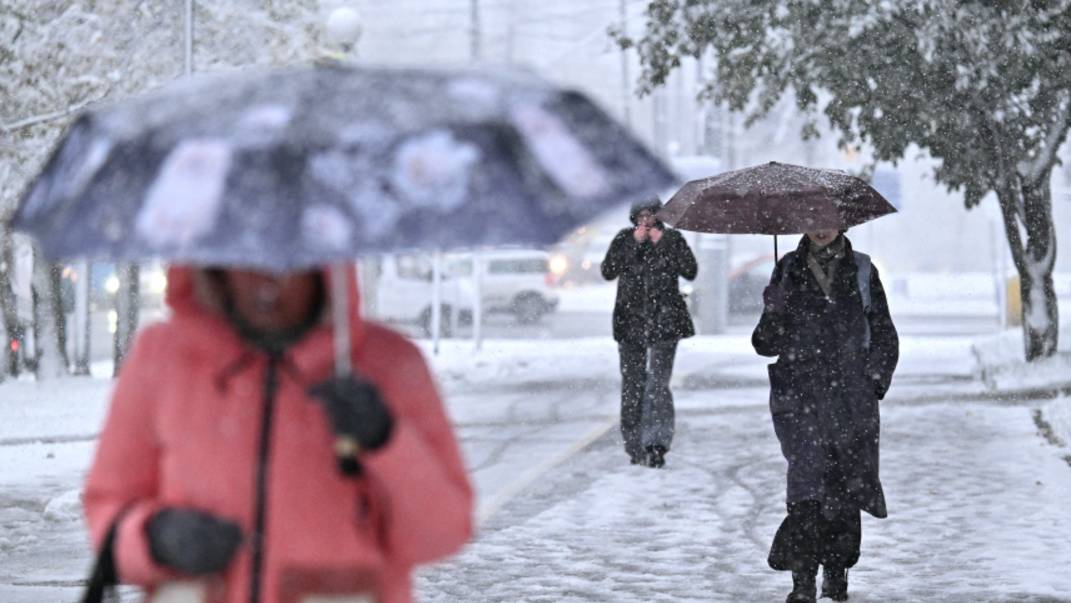 Зима пришла: Урал и Дальний Восток засыпало снегом