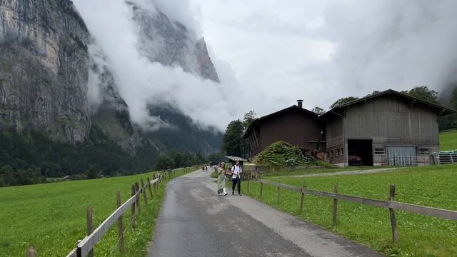 Прогулка под дождём, по самым красивым деревням Швейцарии смотреть онлайн