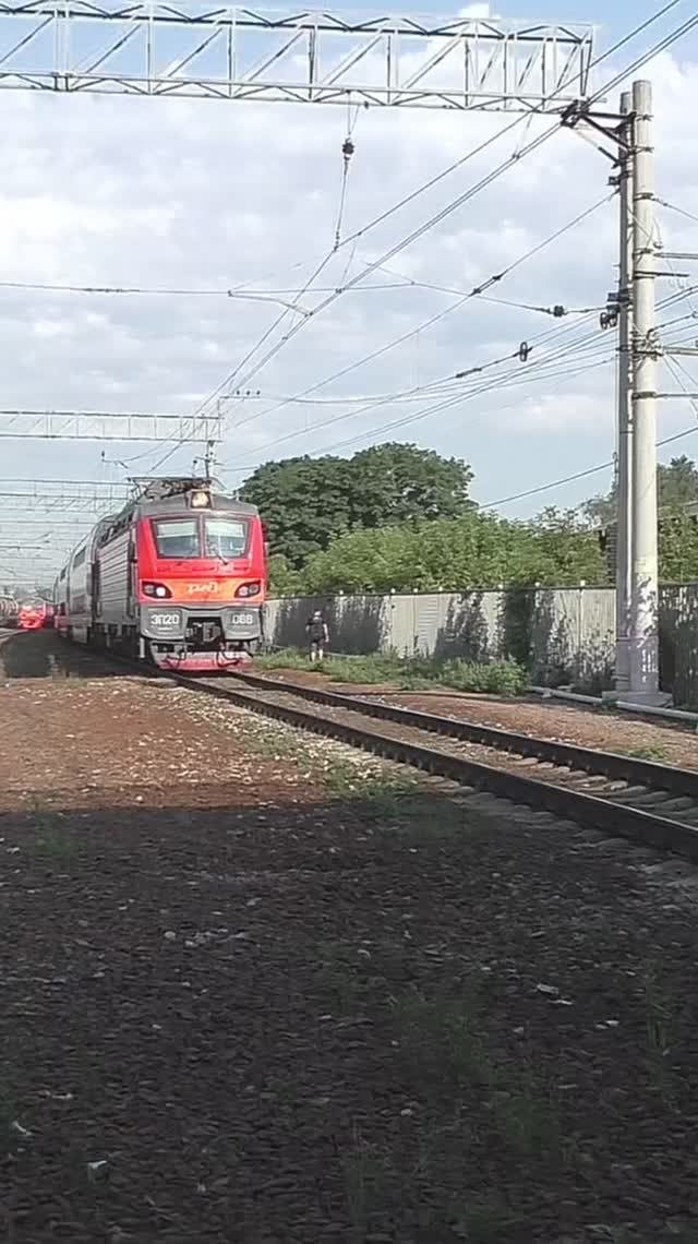 Электровоз ЭП20-068 (ТЧЭ-6) с поездом "Дневной экспресс (двухэтажный)" № 740Ж Москва - Воронеж.