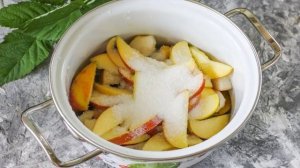 Компот из яблок, груш и слив