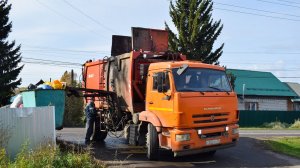 Мусоровоз КО-440-7 на шасси КамАЗ-43253-R4 (Т 522 СХ 55). / KAMAZ garbage truck.