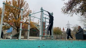 러시아 남성이 더 나은 마라톤 선수가 되기 위해 풀업 운동을 합니다 || 함께 해봐요 :)