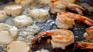 Креветки и морские гребешки с чесноком
