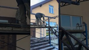 Навес над входом в дом с кровлей из поликарбоната | Навес к дому