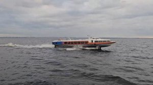 А эта “ Комета” идет в Петергоф.