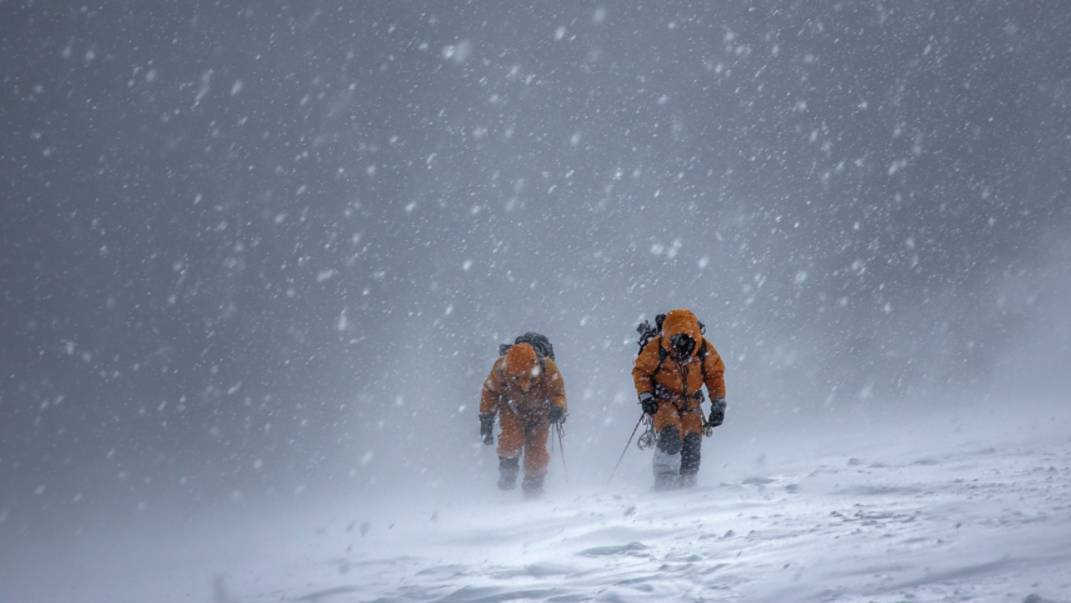 Сотни туристов не могут выбраться с Эвереста из-за снежной бури