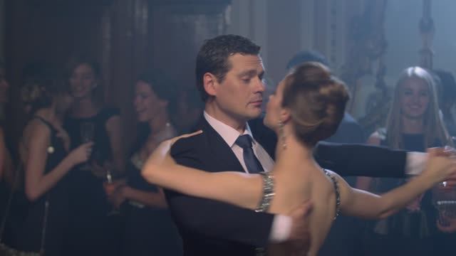 ДЕКОРАЦИЯ УБИЙСТВА - 2 серия смотреть онлайн