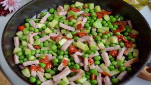 Макароны с цукини, козьим сыром и зеленым горошком