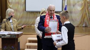 Светловская школа открыла новую учебную неделю линейкой, наполненной достижениями своих учеников