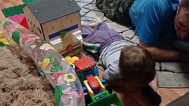 Димуля играет с дедушкой