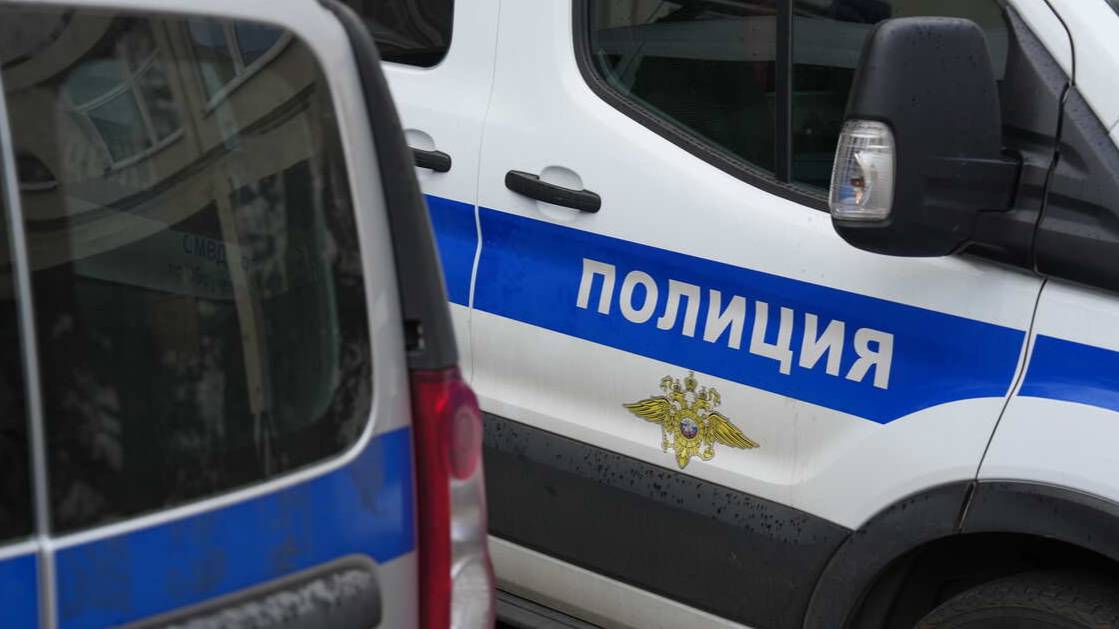 Мужчина таскал школьницу за волосы и угрожал ей расправой в Севастополе
