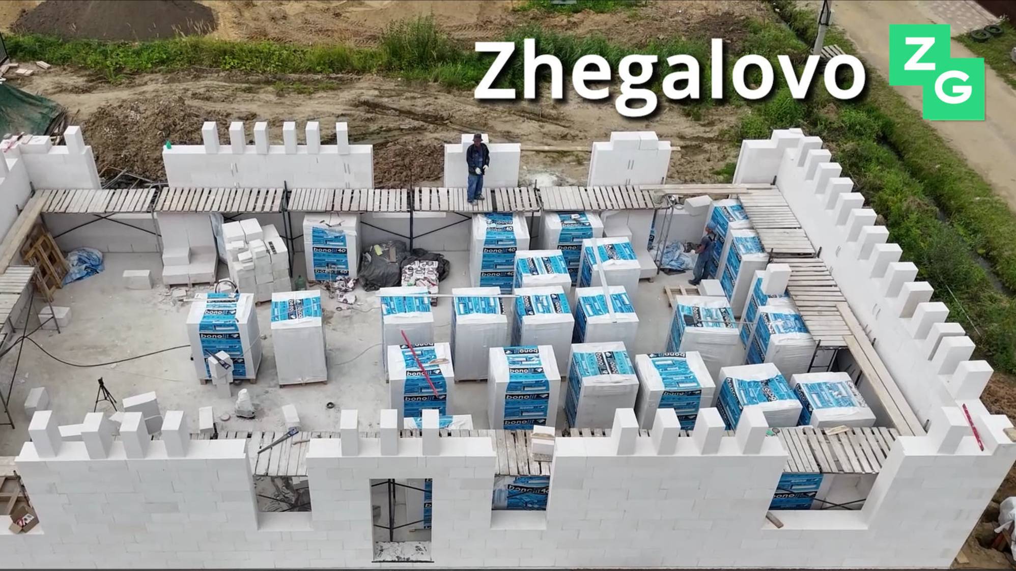 Белоснежные стены из газобетона кладем на минеральный клей