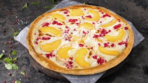 Выпечка. Пицца и персики