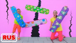 Дети играют с большими пластырями! Видео от Влада и Ники!