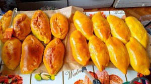 пир0шки, напёк пирогов-лапухов, начинка рис с яйцом. жёлтые от куркумы. пироги с лапоть
