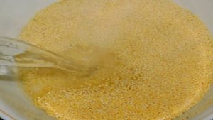 Молочная пшенная каша с изюмом