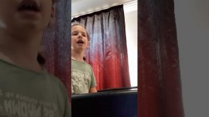 поём и бежим на беговой дорожке