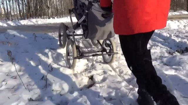 На каких колёсах коляску покупать