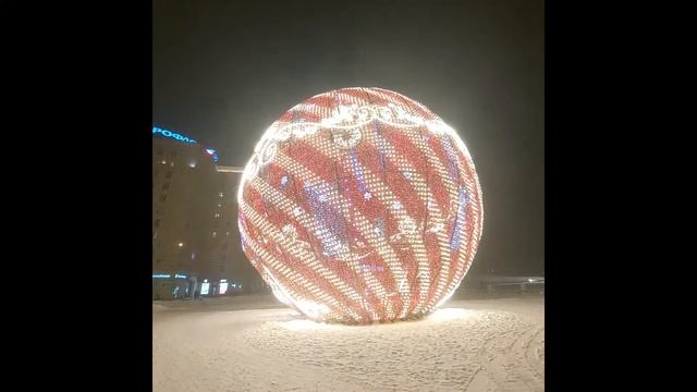 Светящийся шар у метро Парк Победы (19.01.21)