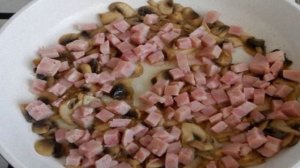 Макароны с ветчиной и грибами