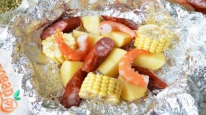 Креветки с картофелем и кукурузой в фольге