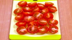 Макароны с беконом, моцареллой и помидорами