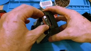 В аккумулятор шуруповерта  Erbauer ставим внутренности от Skil