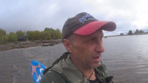 Идущий по воде.Проверяю Финки на Белом море!Позавтракал голубичкой.