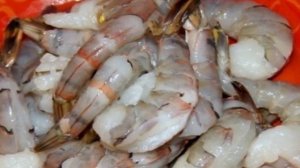 Креветки в беконе на шпажках