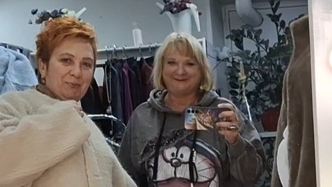 И снова чумачеЧные дамочки с кучей обновок...