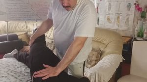 Как произвести мануальные скрутки поясницы, лежа на столе. Несколько вариантов, Ч-1
