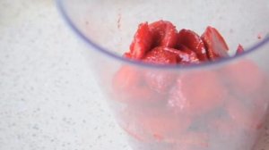 Молочный коктейль из черники и шелковицы