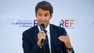 Глава партии Макрона Атталь признался, что перестал понимать его решения