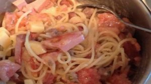 Макароны с колбасой и яйцом