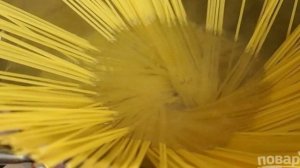 Макароны с колбасой и томатным соусом