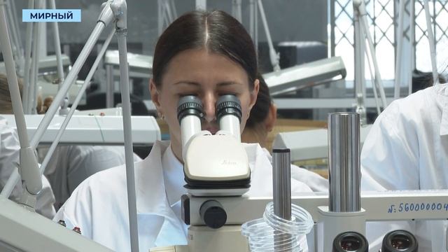 Профессию сортировщика алмазов в Мирном осваивают 11 девушек