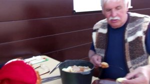 Жарим шашлычок.Тоже уметь надо